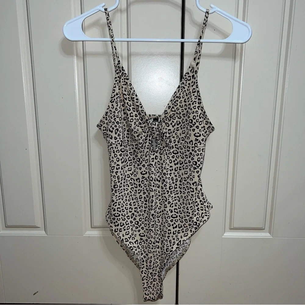 Divided by H&M Leopard Print Spaghetti Strap V-Neck Bodysuit Size Medium - Picture 10 of 10